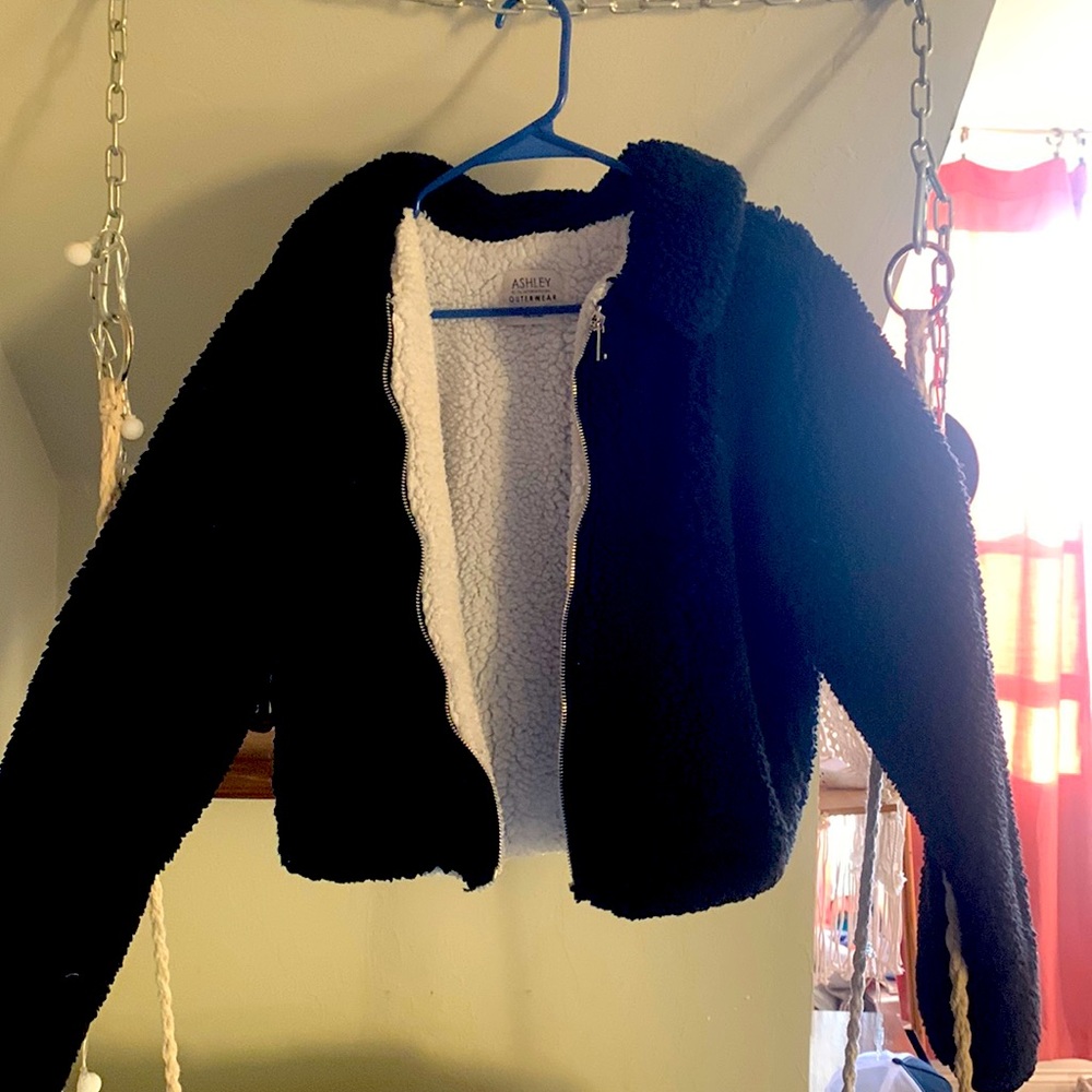 Brand:Ashley outerwear. Color black and white on the inside! Size: small.